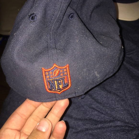 A hat - Picture 2 of 4